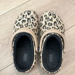 Leopard lined crocs
